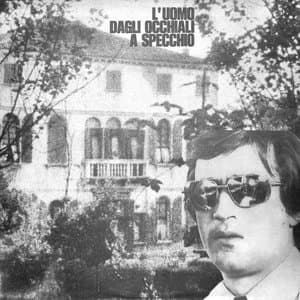 Luomo dagli occhiali a specchio